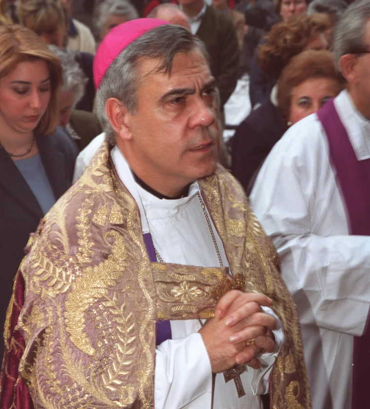 El obispo de Córdoba, Javier Martínez, en el Vía Crucis de las cofradías en el año 2000