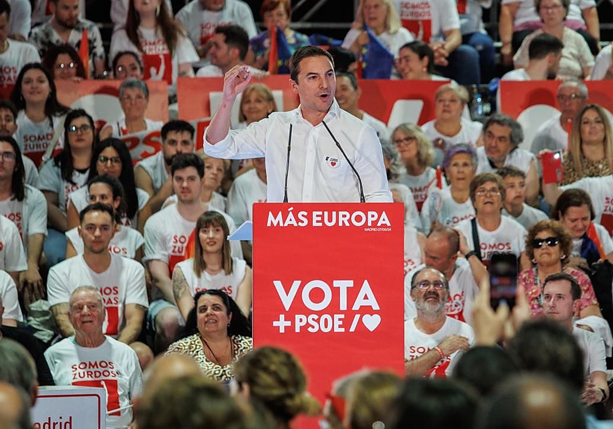 El secretario general de los socialistas madrileños, Juan Lobato, en el cierre de campaña en Fuenlabrada
