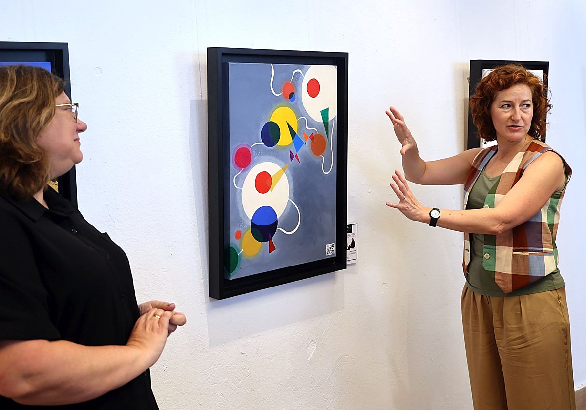 Elena Núñez muestra la obra inspirada por la iniciativa de Laura Ibeas (a la izquierda)