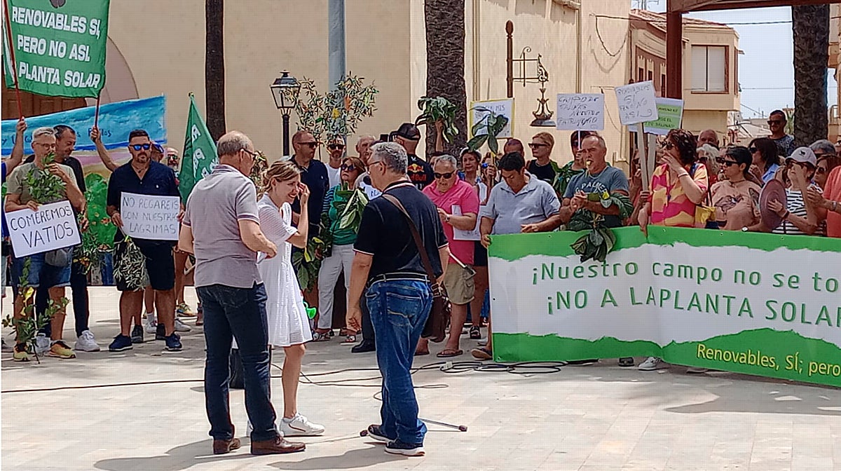 Un momento de la protesta con pitada al Gobierno, el pasado sábado en San Miguel de Salinas (Alicante)