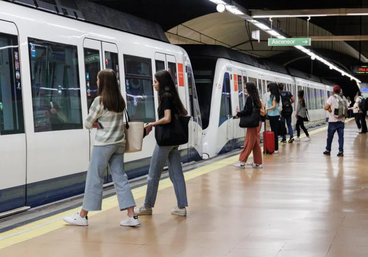 Pasajeros entrando a un convoy de Metro de Madrid