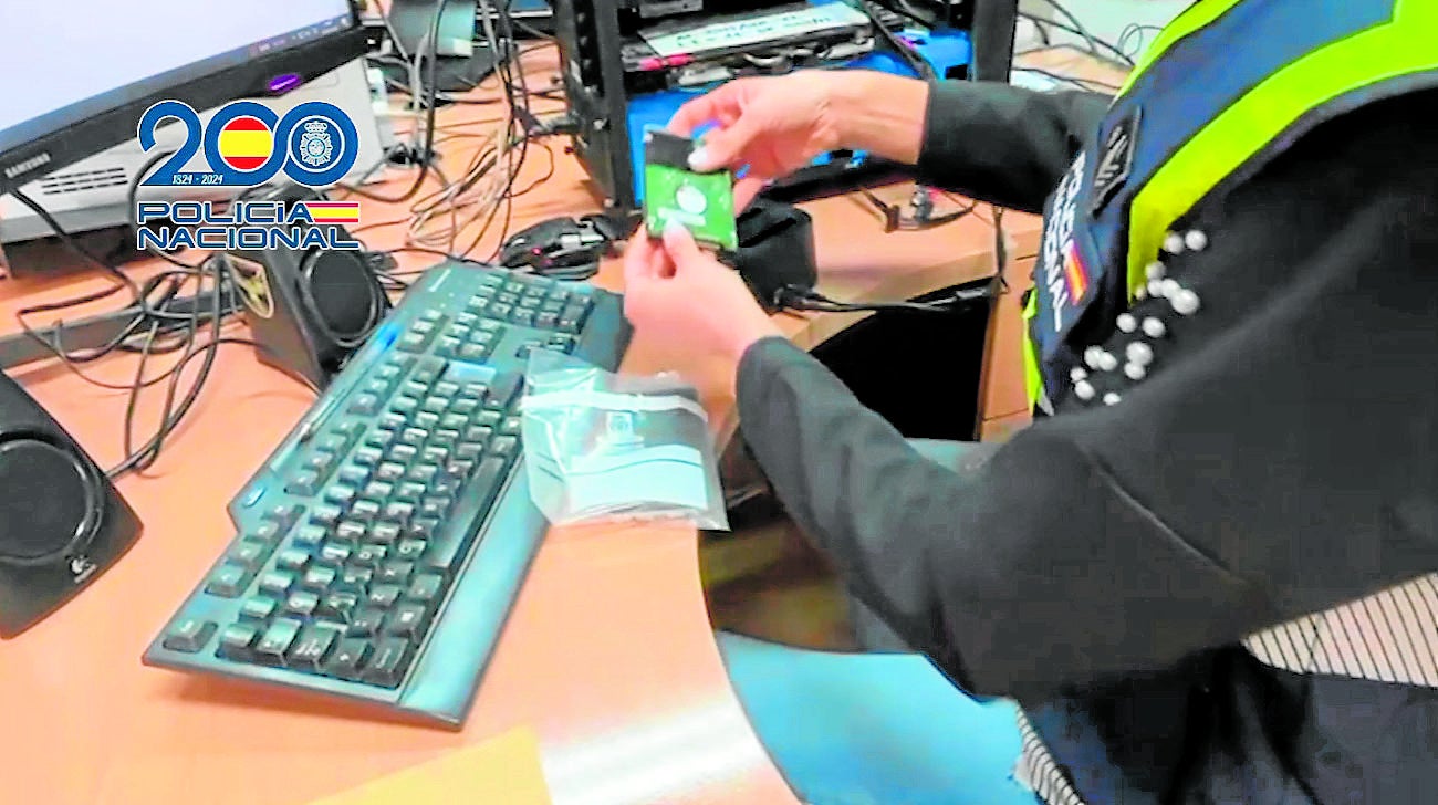 La Policía Nacional con un dispositivo incautado a los detenidos