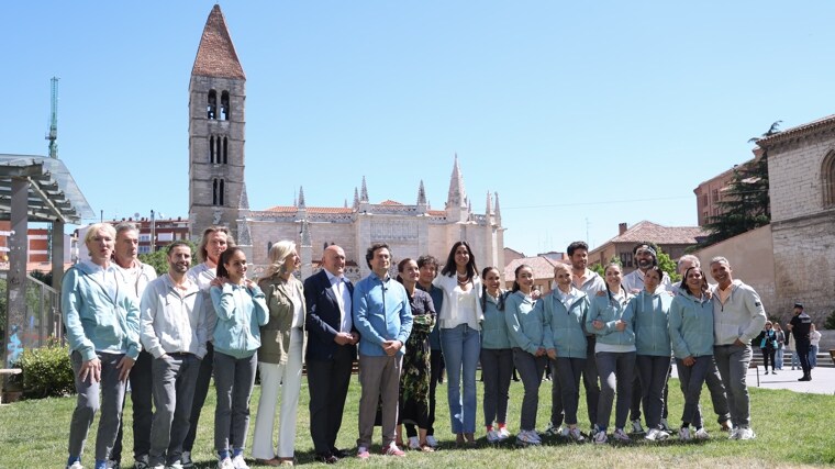 Foto de familia de los concursantes de Masterchef Celebrity a los pies de la Catedral