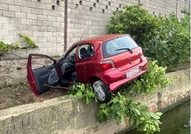 Un coche queda encallado en una acequia de Valencia y nadie sabe explicar cómo llegó allí: «Es sorprendente»