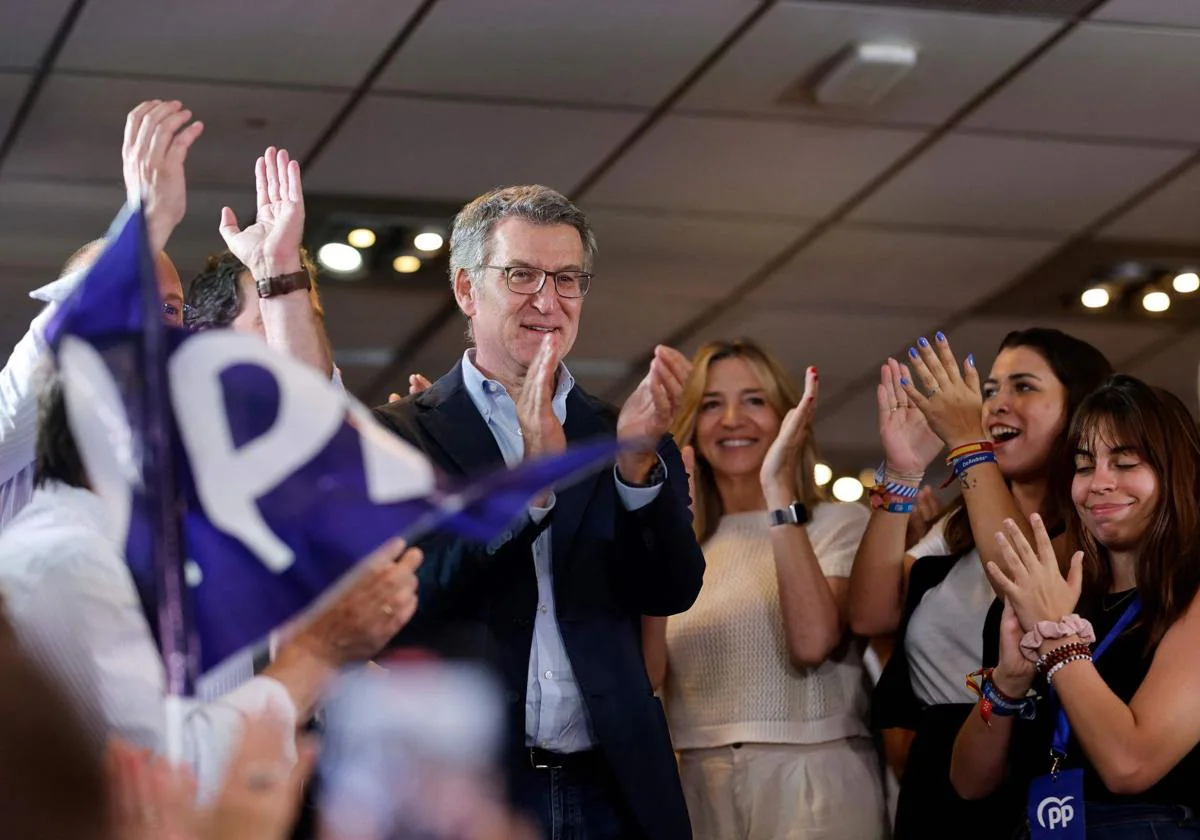 Alberto Núñez Feijóo, presidente del PP, celebra los resultados en la noche electoral