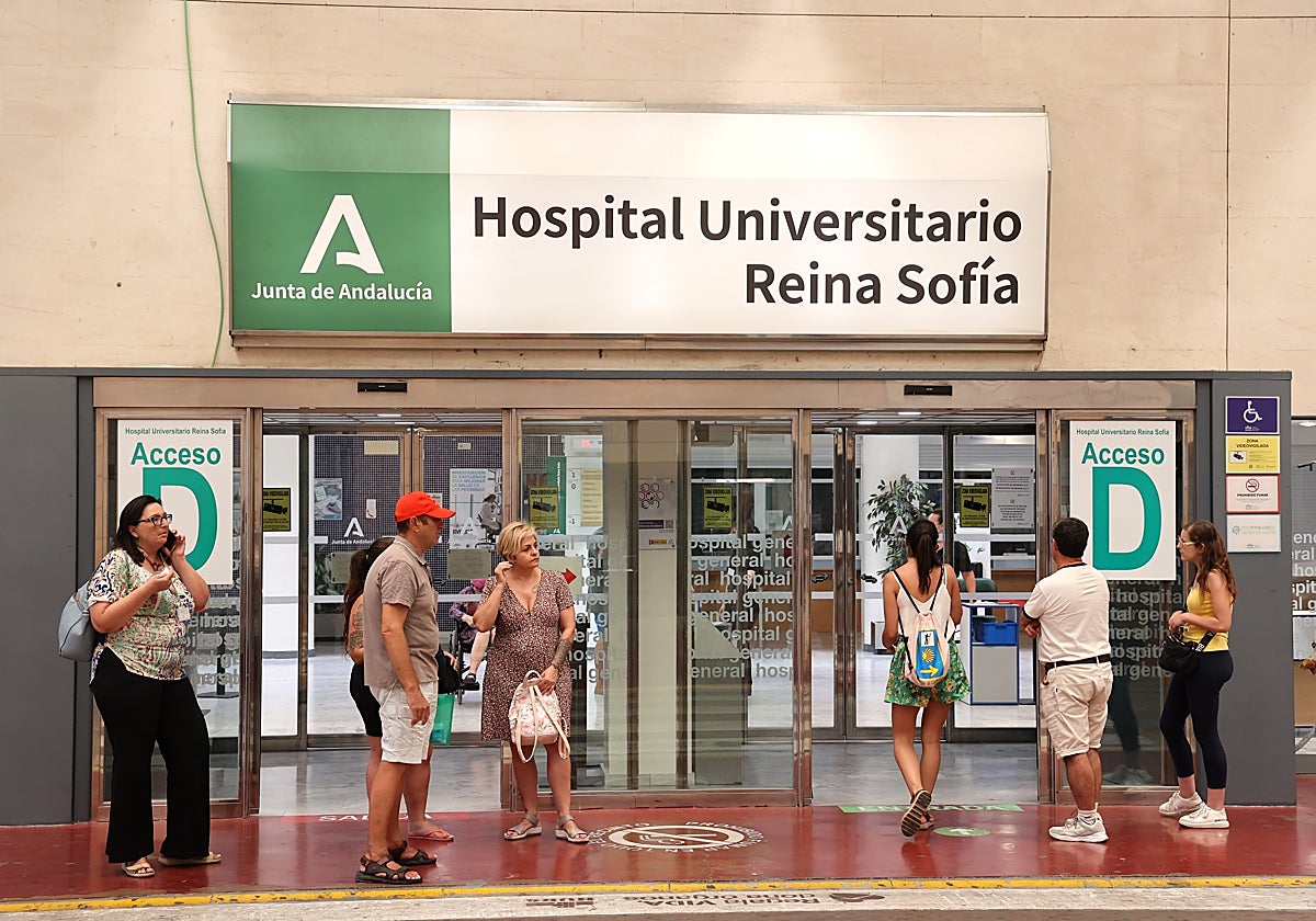 Usuarios en las puertas del Hospital Reina Sofía de Córdoba