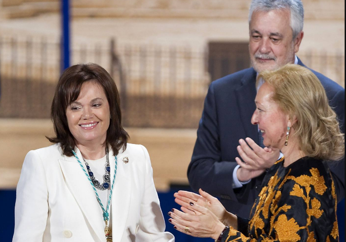 Inmaculada Montalbán, tras recibir la Medalla de Andalucía en 2012, junto a José Antonio Griñán