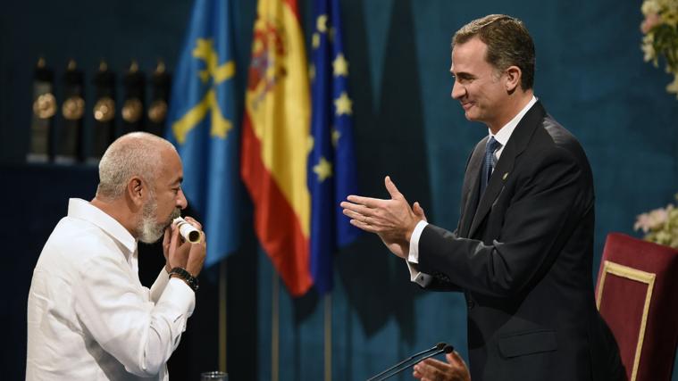 El escritor cubano Leonardo Padura recibe de manos de Don Felipe el Premio Princesa de Asturias de las Letras en 2015