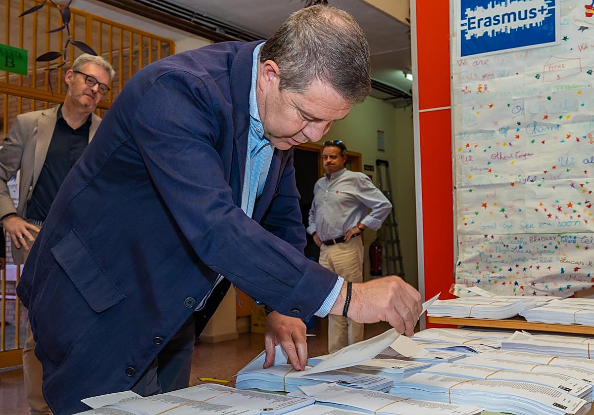 Emiliano García-Page vota en las elecciones europeas de este domingo en Toledo