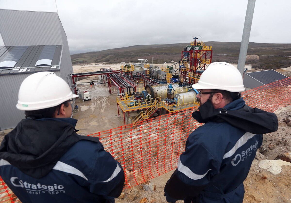 Trabajadores de Strategic Minerals en la mina de Penouta (archivo)