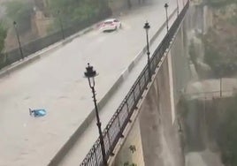 Las tormentas inundan un puente centenario de Alcoy convertido en una gran cascada sin control