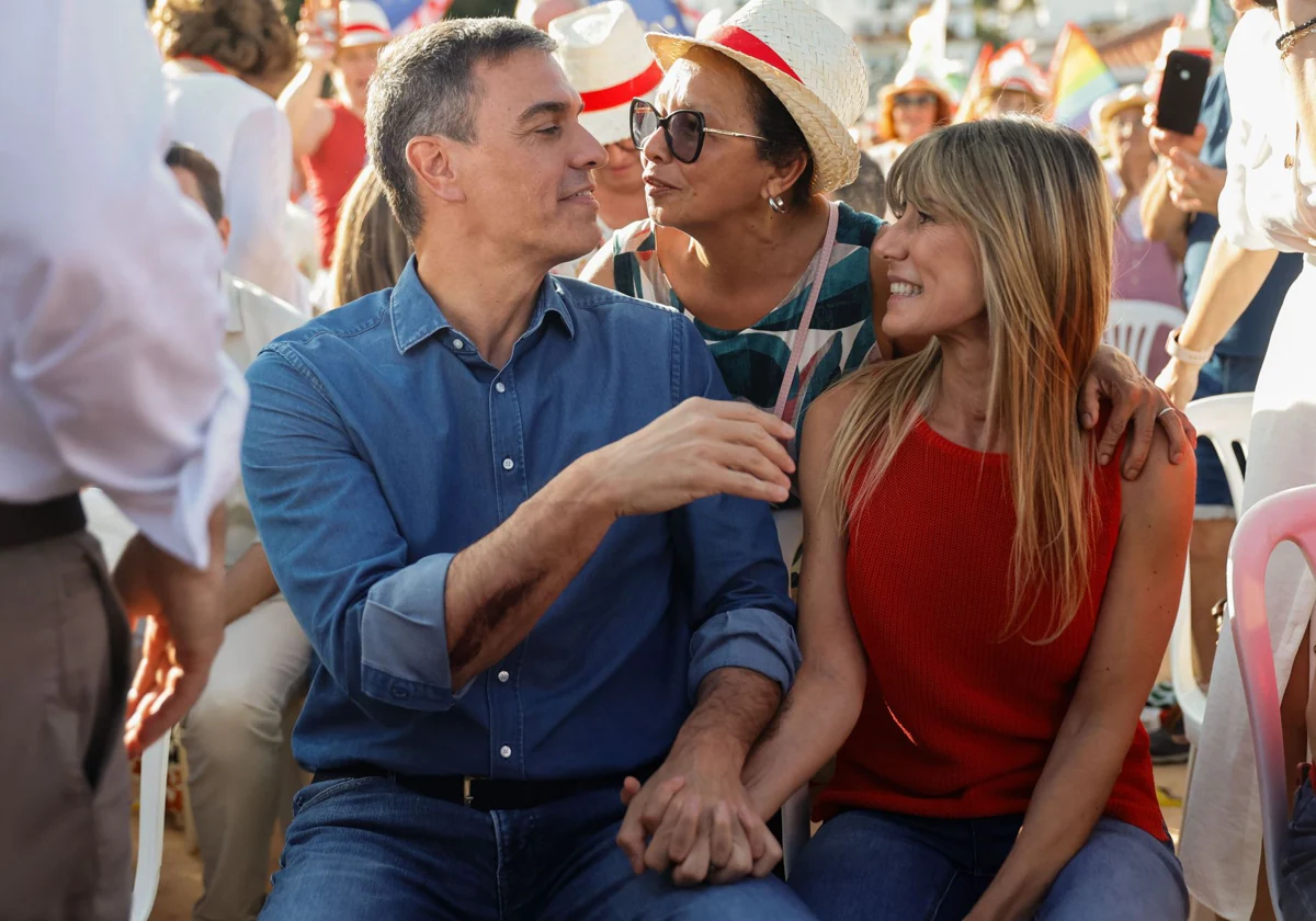 Pedro Sánchez y Begoña Gómez, durante el mitin de Benalmádena