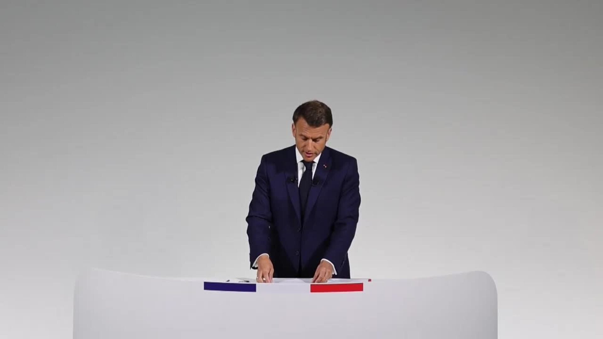 Macron ataca las propuestas de la ultraderecha y el partido conservador