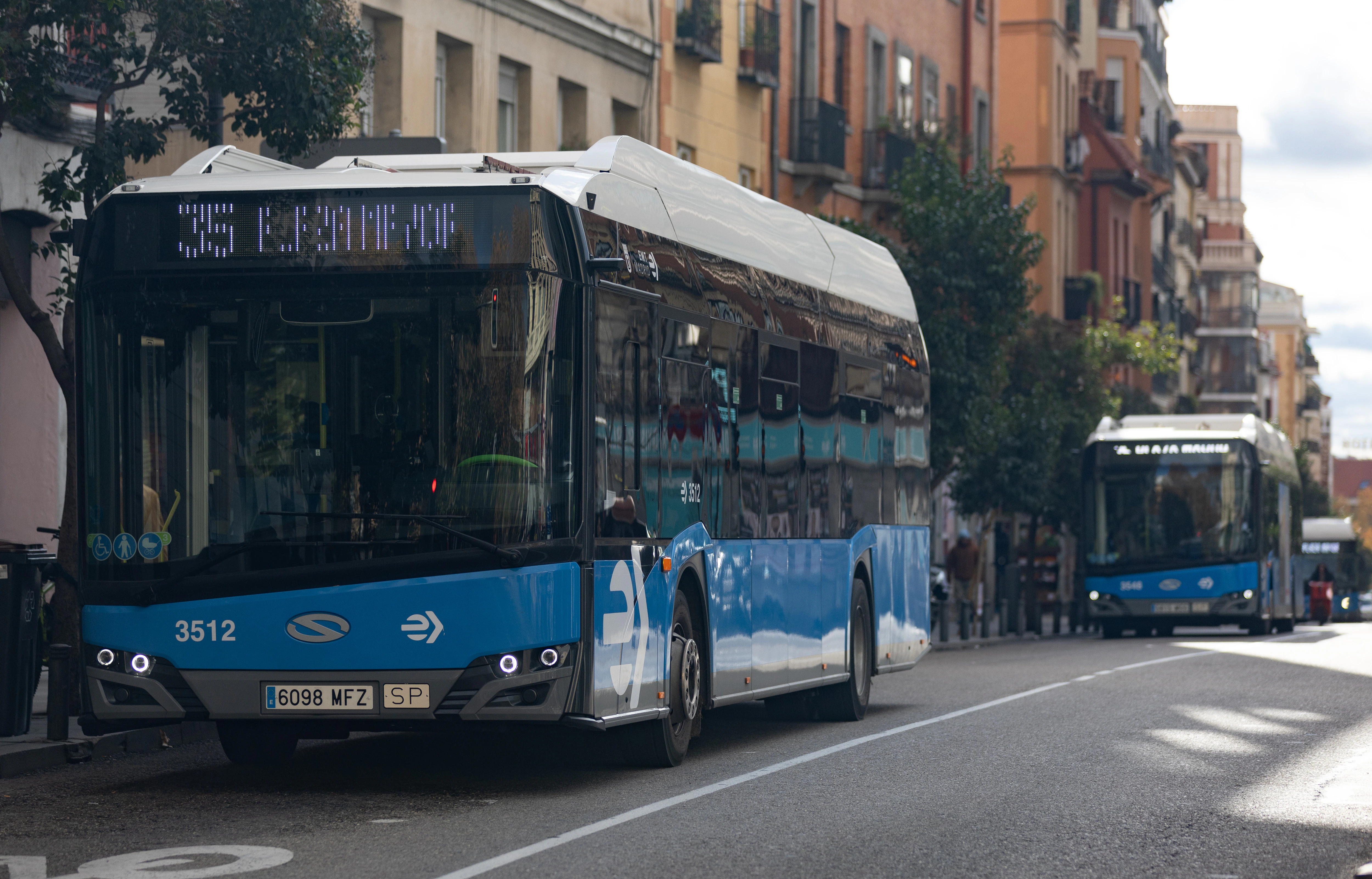 Cuánto dinero cobra un conductor de autobús de la EMT de Madrid: su salario y los pluses que reciben