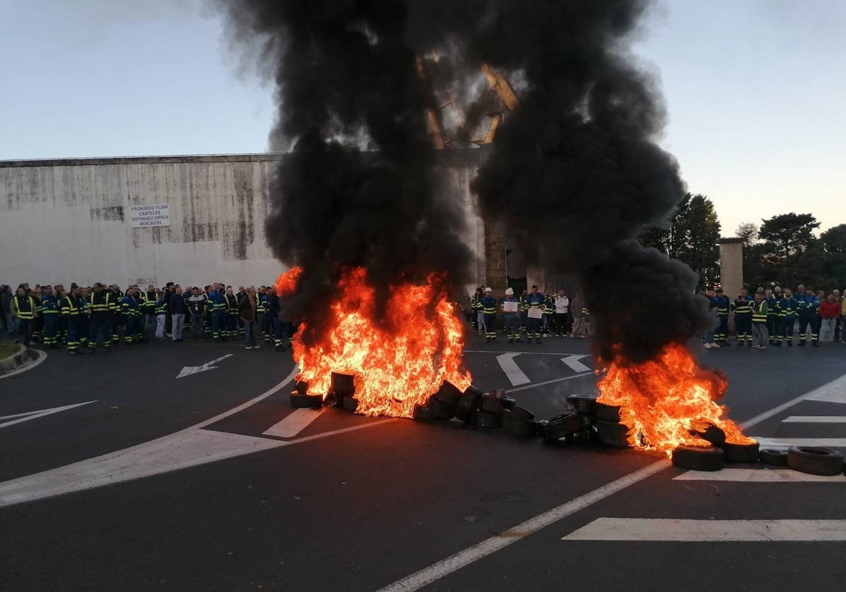 Imagen de la barricada con neumáticos ardiendo