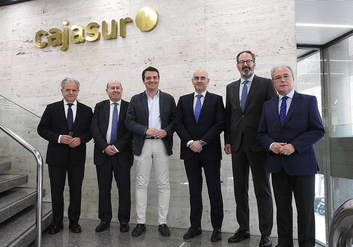 Los directivos de Cajasur y Kutxabank junto a las autoridades y el presidente de la patronal cordobesas