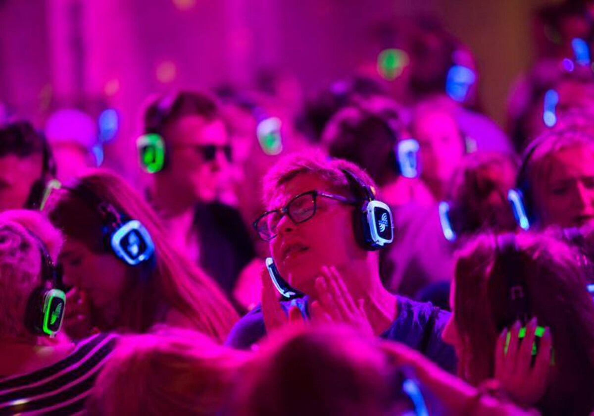 Imagen de archivo de un grupo de jóvenes con auriculares escuchando música