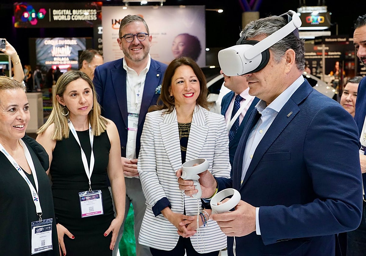 El consejero Antonio Sanz en el stand de Andalucía del DES