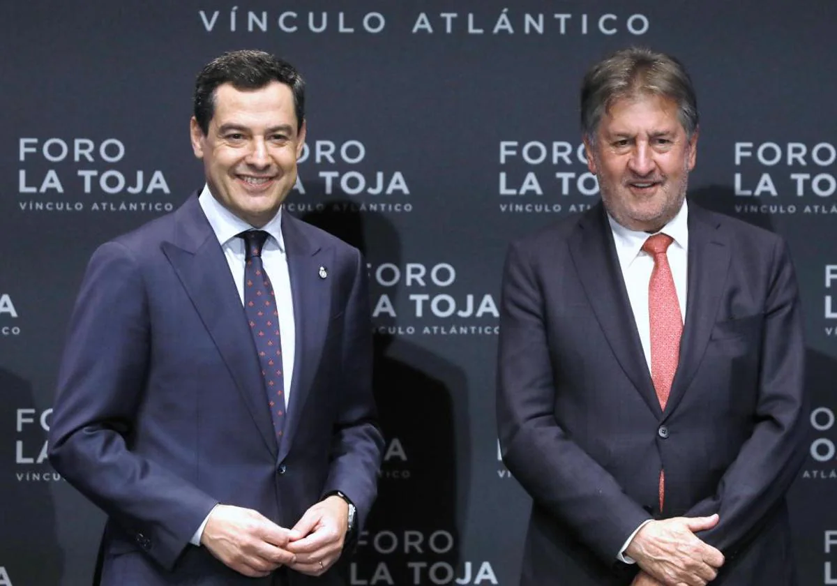 Juanma Moreno, junto al presidente del Foro La Toja Amancio López