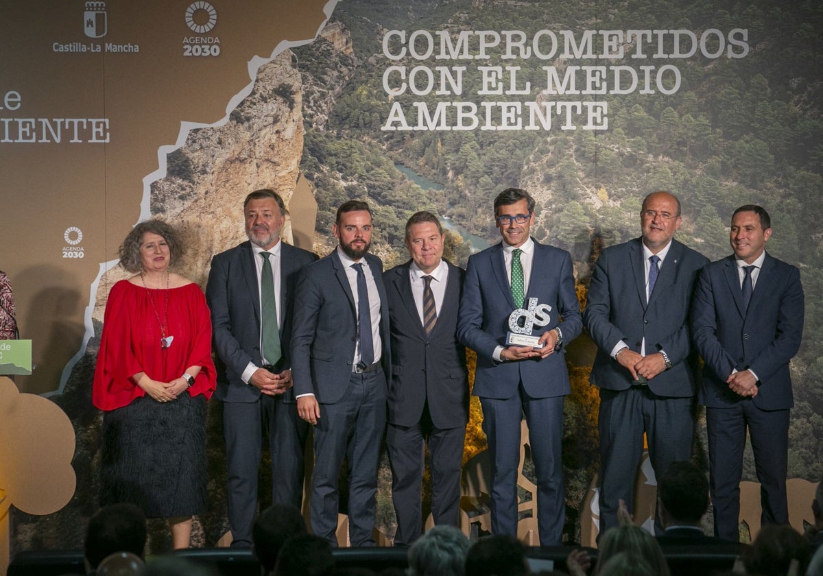 El auditorio del Museo Paleontológico de Castilla-La Mancha, en Cuenca, acogió la entrega de estos galardones, en la imagen el presidente regional Emiliano García-Page, junto a Eduardo Sánchez Butragueño, de la Real Fundación, con el galardón