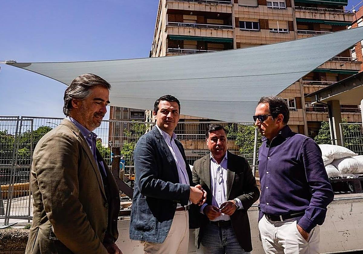 El alcalde en abril en la instalación del primer toldo en el CEIP Vista Alegre, el primero dotado con toldos