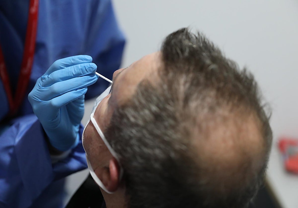 Un sanitario realiza un test de antígenos