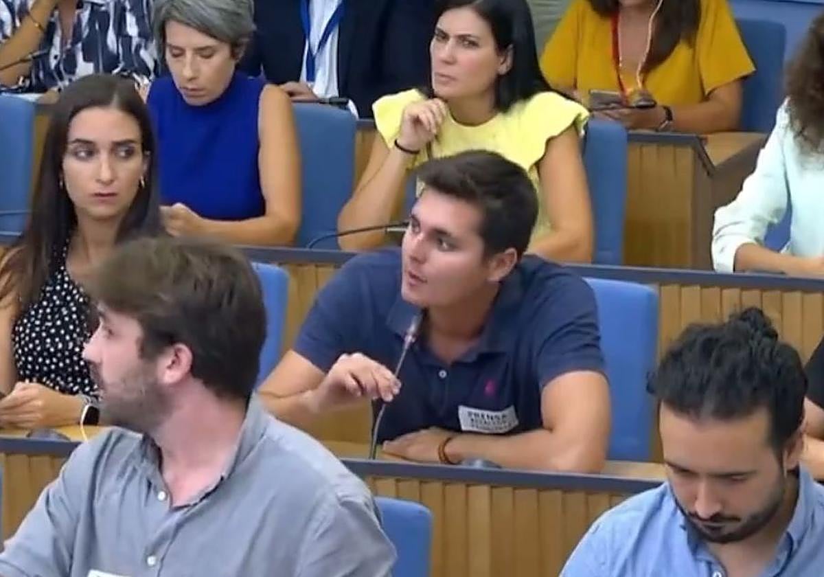 La Asociación de Periodistas Parlamentarios piden retirar la acreditación de Vito Quiles en el Congreso por trabajar para Alvise Pérez