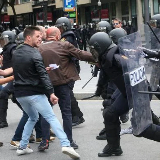 Agentes de la Policía Nacional durante el referéndum del 1-O en Cataluña