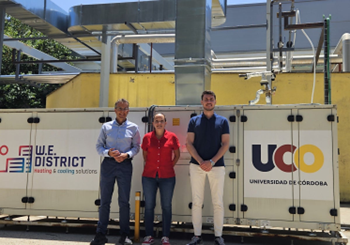Manuel Ruiz de Adana, María Jesús Romero Lara y Francisco Comino junto al prototipo RACU