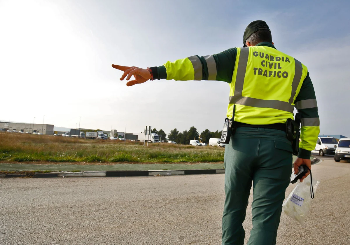 Un agente de la Guardia Civil de Tráfico, en una imagen de archivo