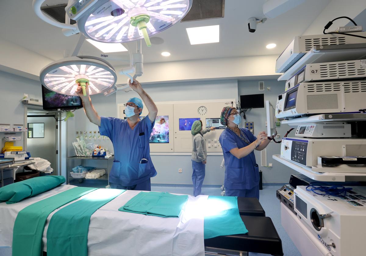 Profesionales sanitarios preparan un quirófano en el hospital Reina Sofía