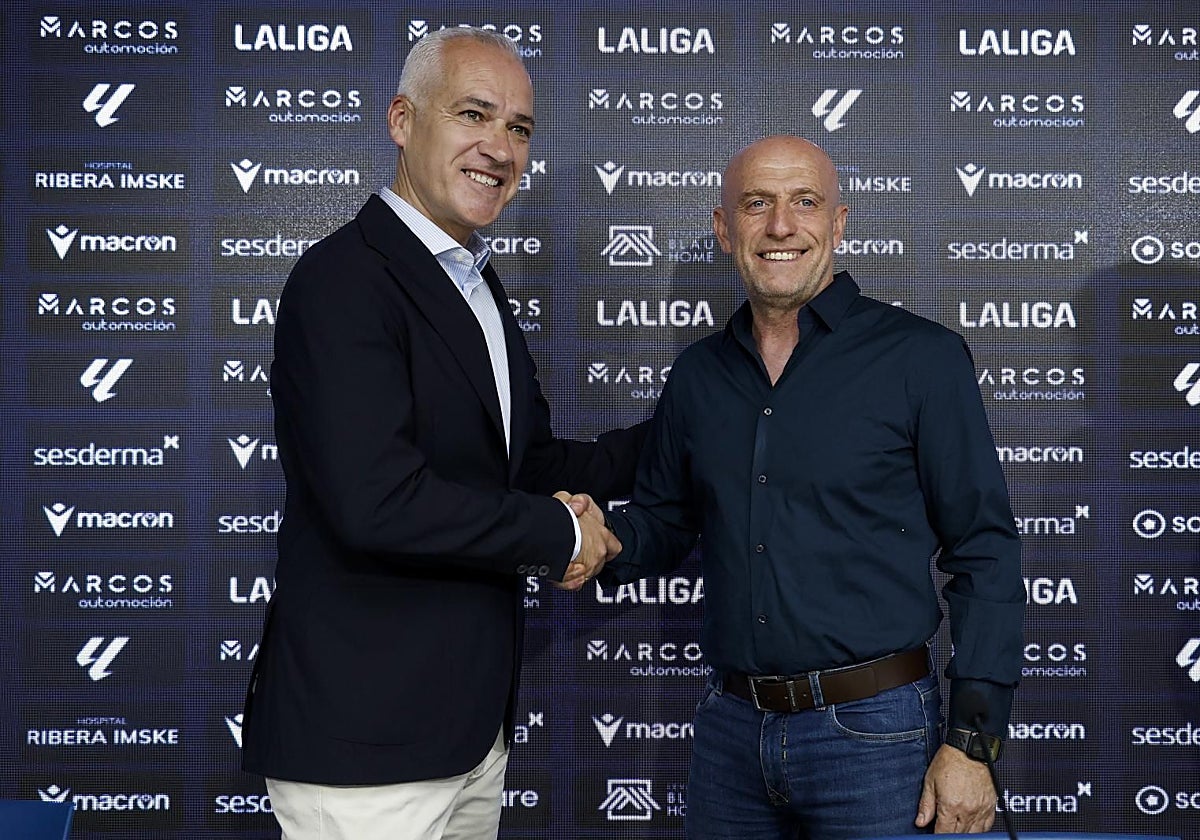 Julián Calero -a la derecha-, esta semana en su presentación como nuevo entrenador del Levante UD