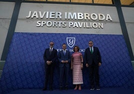 Juanma Moreno inaugura el Pabellón 'Javier Imbroda', una institución en honor a «un gigante del deporte» de Andalucía