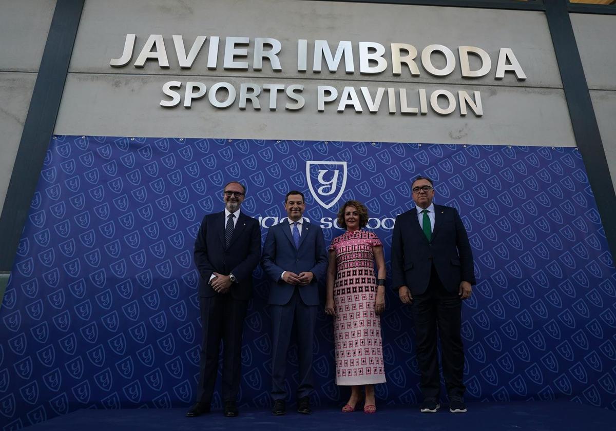 Moreno, entre otras autoridades delante de la fachada del nuevo pabellón deportivo 'Javier Imbroda'