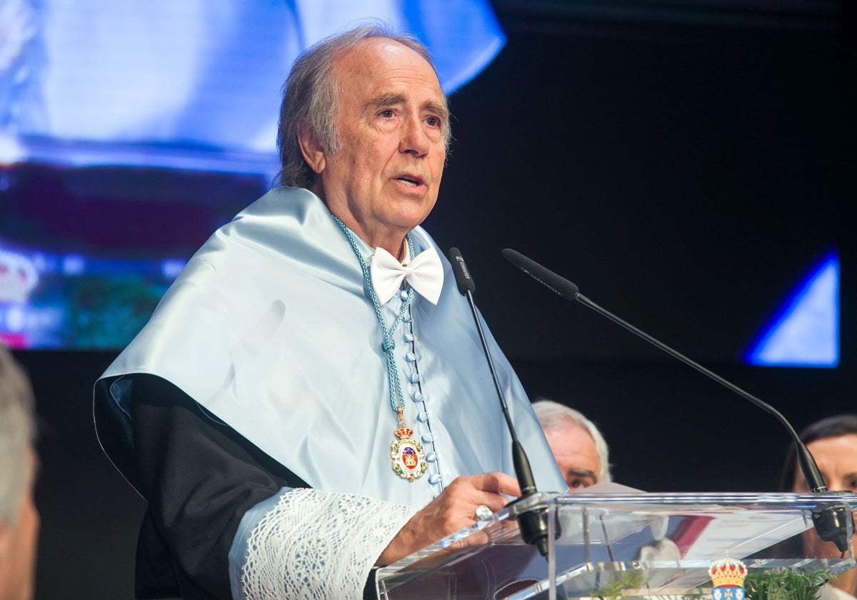 Joan Manuel Serrat ha sido investido este jueves doctor honoris causa por la Universidad de Burgos