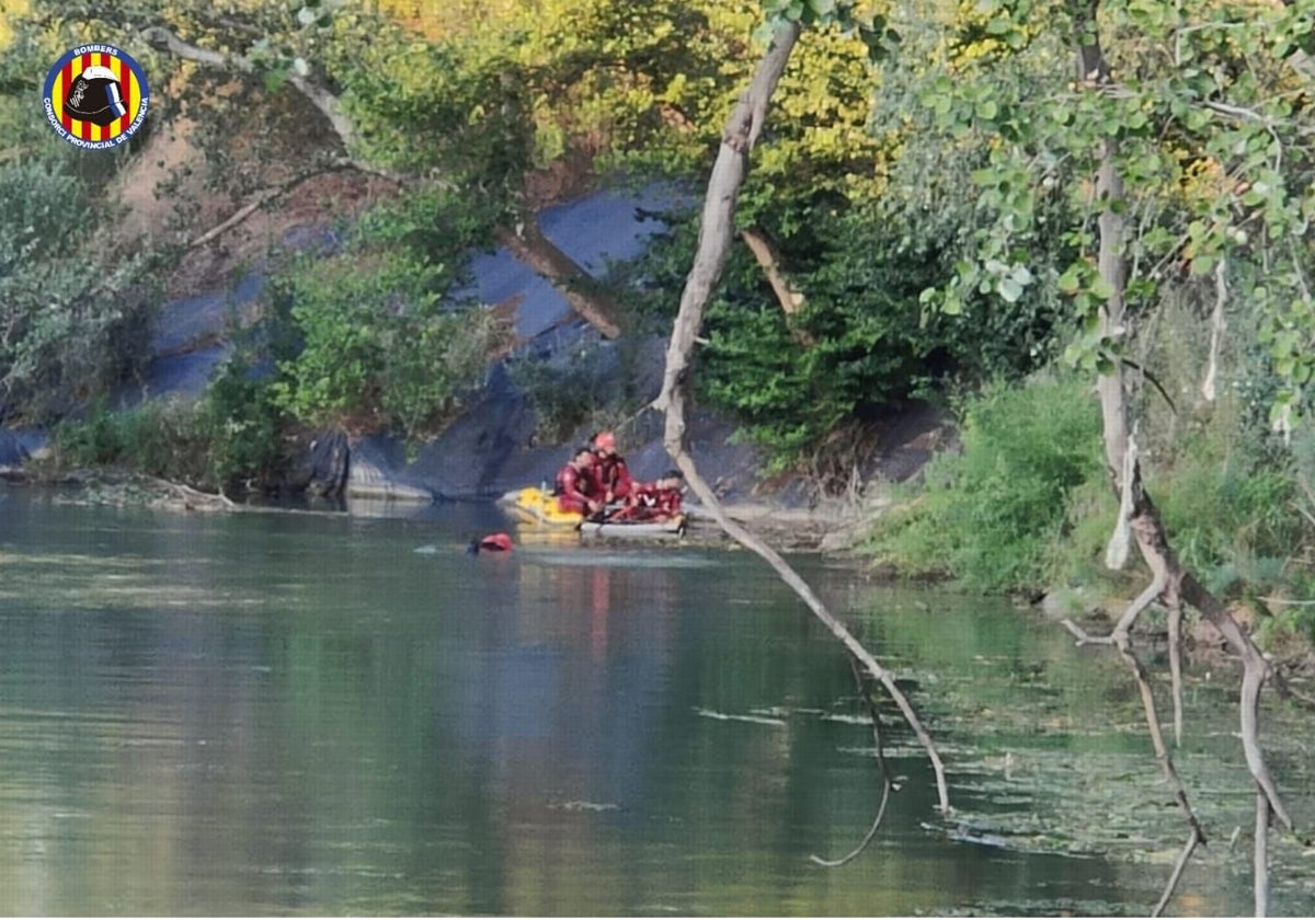 Buscan a un niño de once años desaparecido cuando se bañaba este jueves en  el río Júcar en la localidad valenciana de Alzira