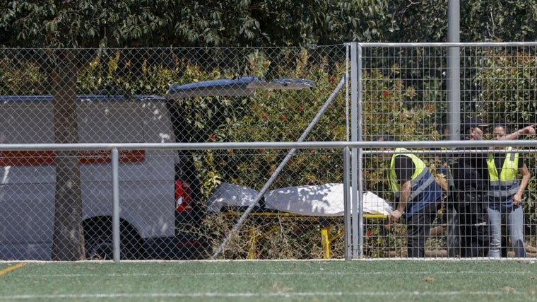 Imagen del traslado del cuerpo del menor hallado sin vida en el río Júcar en Alzira (Valencia)