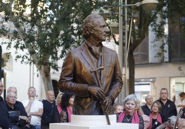 Antonio Gala ya mira para siempre al Gran Teatro en su monumento