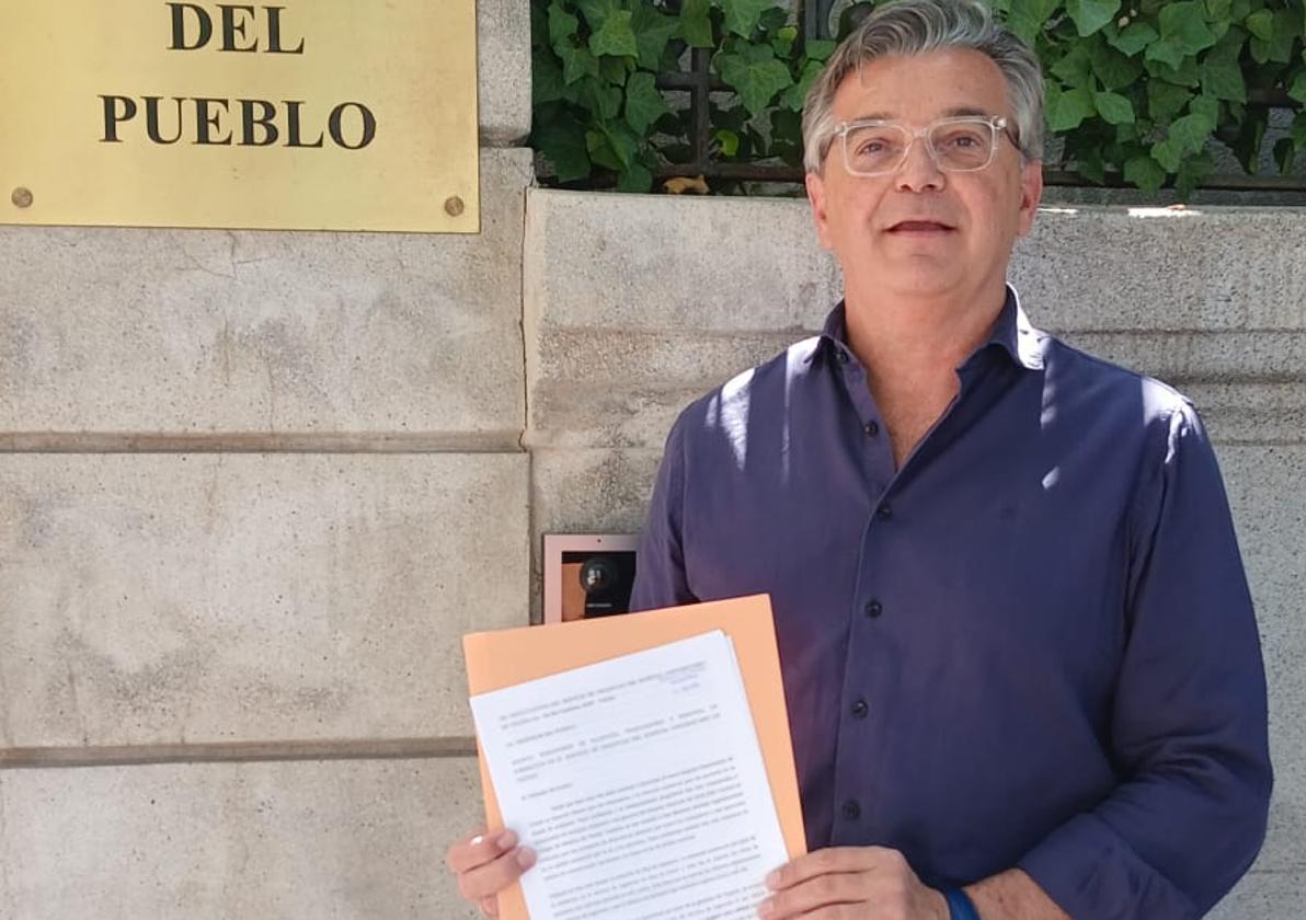 Miguel Ángel González Canomanuel, facultativo de este Servicio de Urgencias, presenta la denuncia ante el Defensor del Pueblo