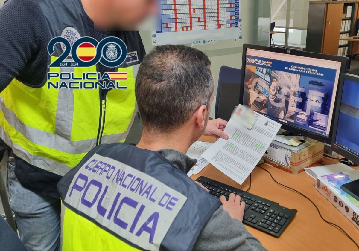 Imagen de dos policías nacionales de la Oficina de Extranjería y Fronteras