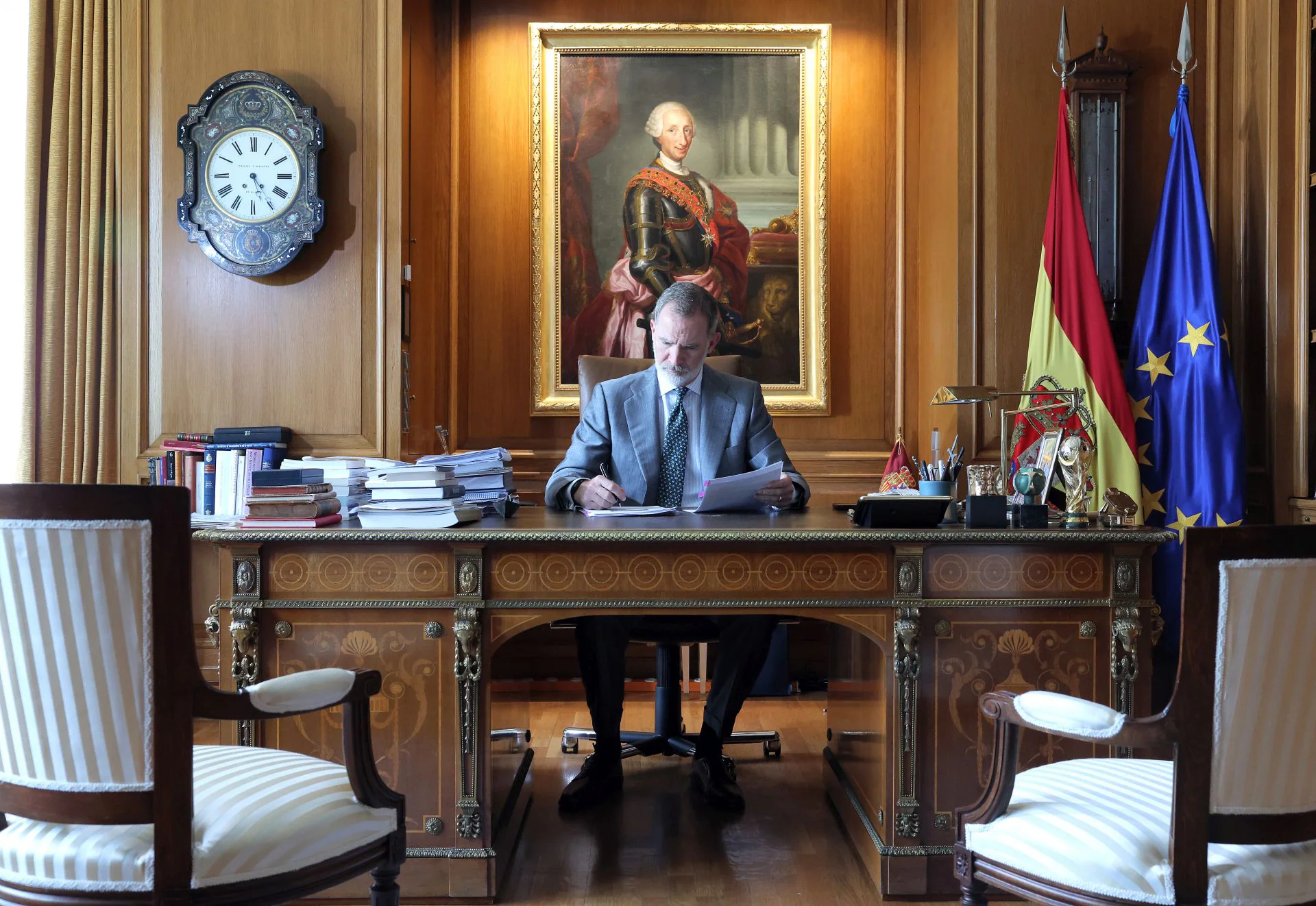 Todas las fotos de Felipe VI en su despacho por el décimo aniversario de la proclamación como Rey