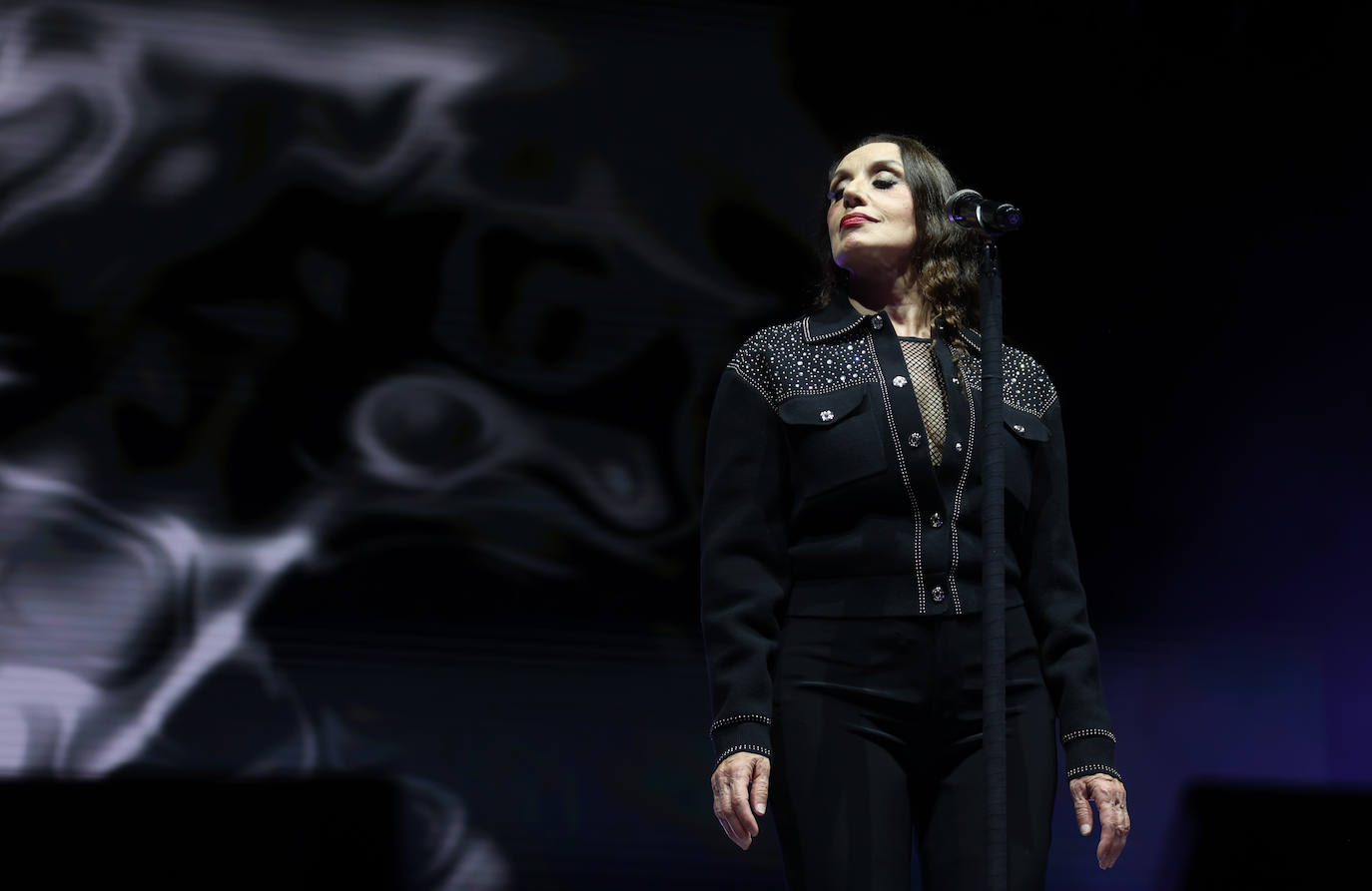 Las mejores imágenes del concierto de Luz Casal en Córdoba