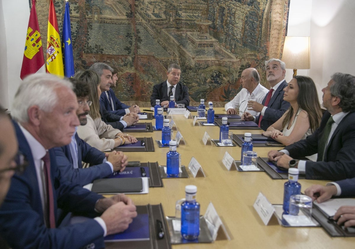 Reunión en Fuensalida del Gobierno regional con los promotores de 'Parquijote'