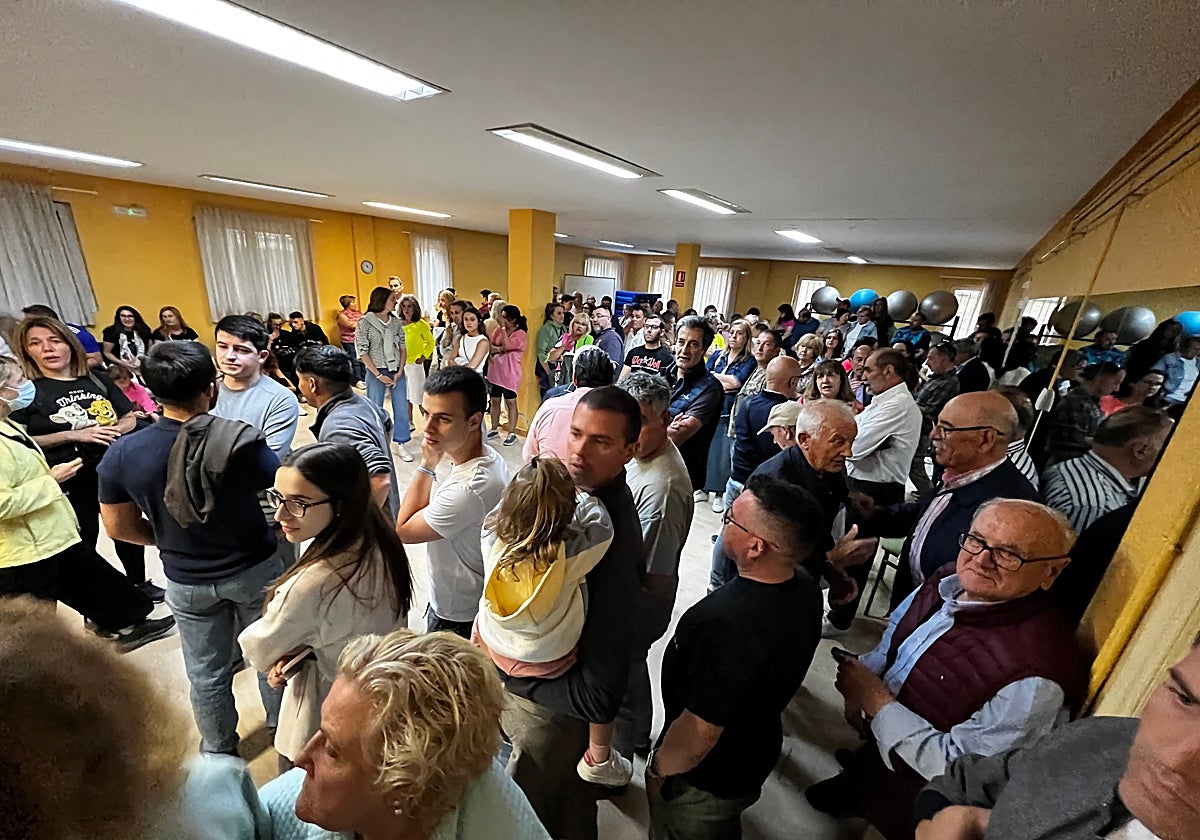 Vecinos de Villaquilambre (León) reunidos por la inminente apertura del Centro de Atención a Personas Migrantes en el edificio conocido como Chalet del Pozo de la localidad