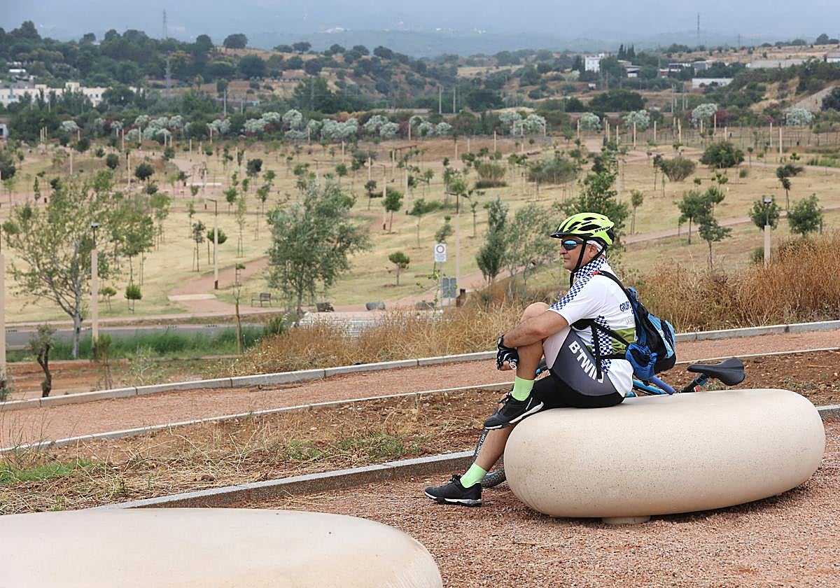 Un hombre observa el parque de Levante desde su mirador