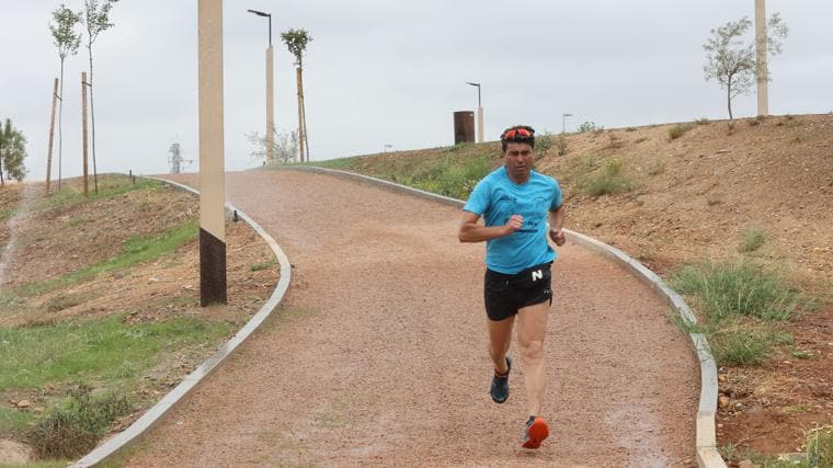 Un hombre hace deporte en el parque de Levante