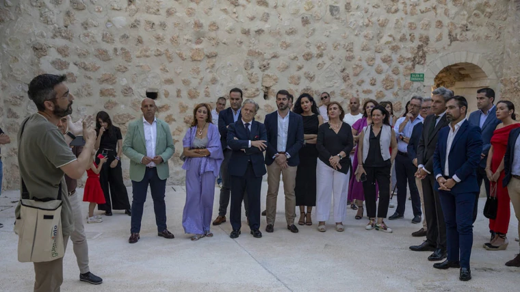 El presidente de la Diputación Salvador Fuentes durante la vista al Castillo de Luque