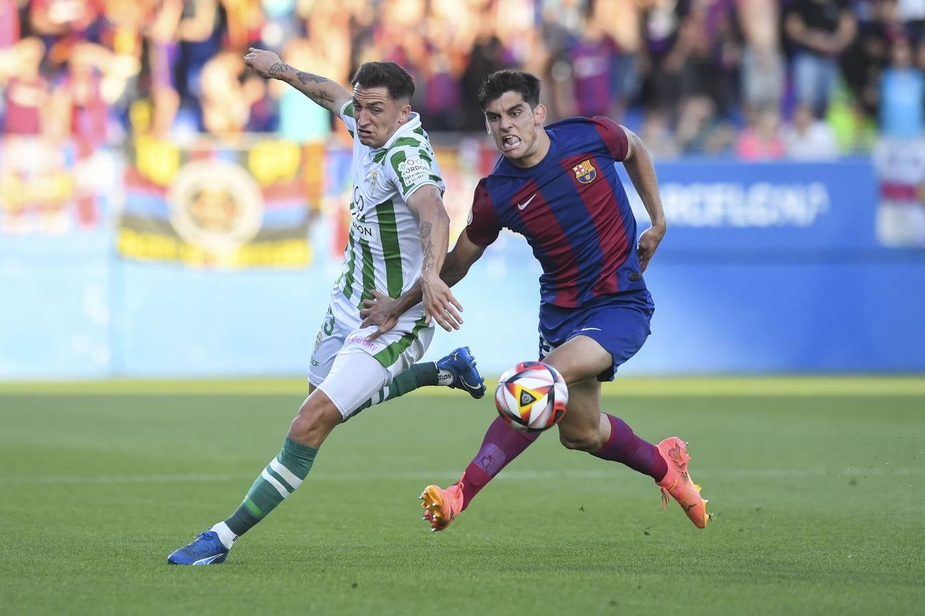 Fotos: la celebración del gol, la afición y las mejores jugadas del FC Barcelona B - Córdoba CF