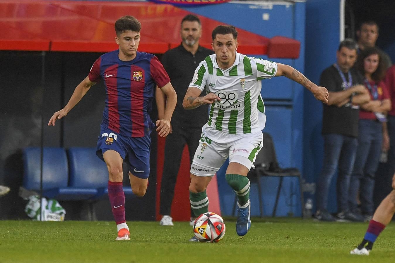 Fotos: la celebración del gol, la afición y las mejores jugadas del FC Barcelona B - Córdoba CF