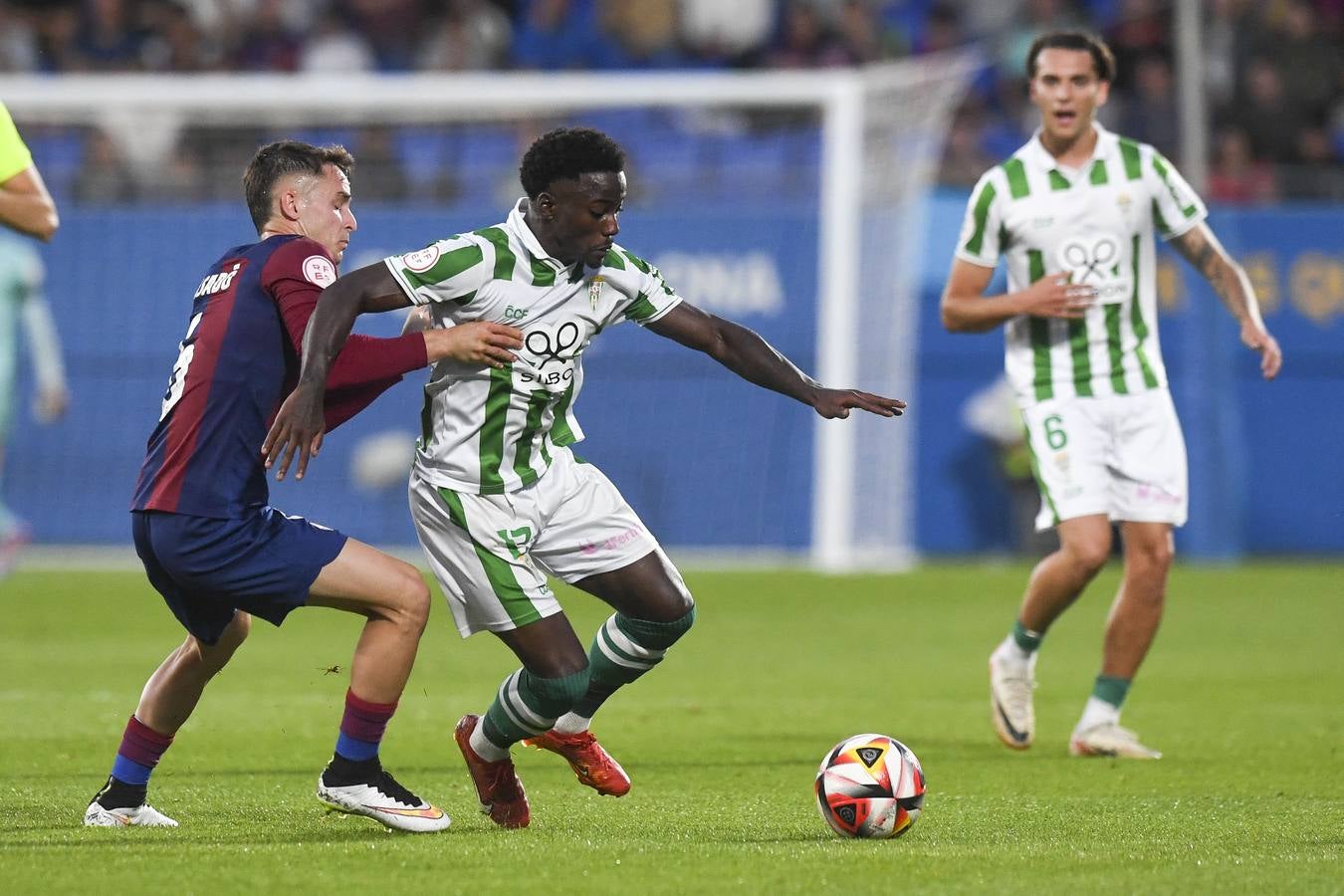 Fotos: la celebración del gol, la afición y las mejores jugadas del FC Barcelona B - Córdoba CF